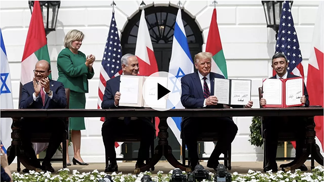 De izq. a drcha.: El ministro de Relaciones Exteriores de Bahrein, Abdullatif Al Zayani, el primer ministro de Israel, Netanyahu; el presidente de EE.UU.,Trump; y el ministro de Relaciones Exteriores de Emiratos rabes Unidos, Abdullah bin Zayed|Reuters